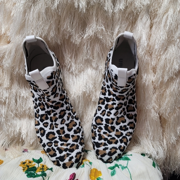 NWOT.  J/slides Urban Sport Sneakers.  Size 8M.  (190) - Picture 4 of 9